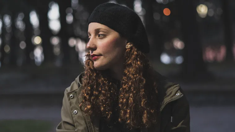 Kirren je nazvao je to stanje nazvala "zimskom depresijom" te je dodala: "Ovi simptomi obično se javljaju tijekom jesenskih i zimskih mjeseci kada je tamnije. Kako se približava proljeće i ljeto, ti se simptomi popravljaju ili nestaju."