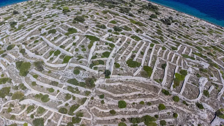 Znate li gdje je ovo čudo prirode kod &Scaron;ibenika? Premrežen suhozidom, podsjeća na divovski otisak prsta