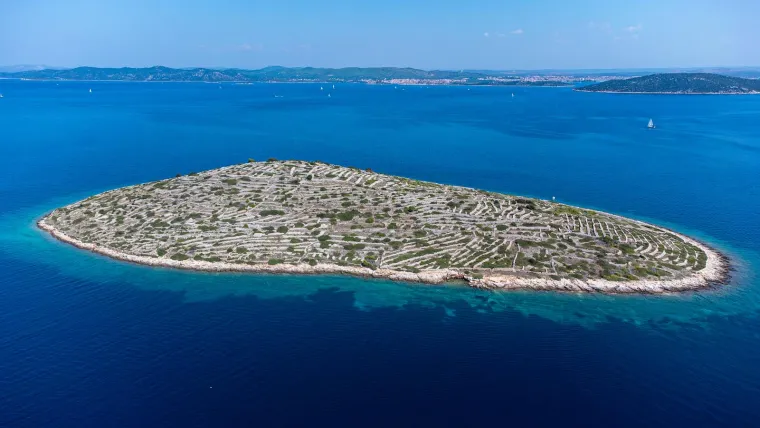 Znate li gdje je ovo čudo prirode kod &Scaron;ibenika? Premrežen suhozidom, podsjeća na divovski otisak prsta