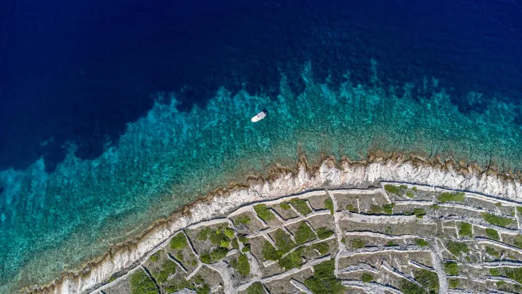 Znate li gdje je ovo čudo prirode kod &Scaron;ibenika? Premrežen suhozidom, podsjeća na divovski otisak prsta