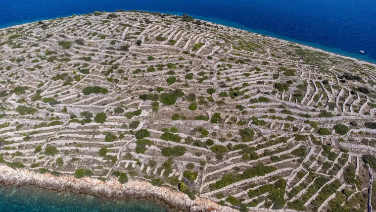 Znate li gdje je ovo čudo prirode kod &Scaron;ibenika? Premrežen suhozidom, podsjeća na divovski otisak prsta