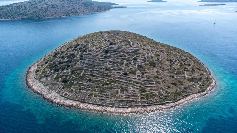 Znate li gdje je ovo čudo prirode kod &Scaron;ibenika? Premrežen suhozidom, podsjeća na divovski otisak prsta