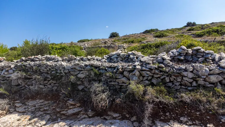 Znate li gdje je ovo čudo prirode kod &Scaron;ibenika? Premrežen suhozidom, podsjeća na divovski otisak prsta