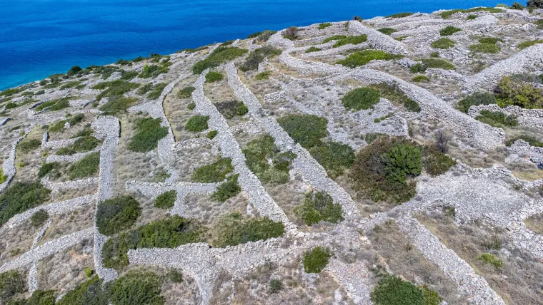 Znate li gdje je ovo čudo prirode kod &Scaron;ibenika? Premrežen suhozidom, podsjeća na divovski otisak prsta