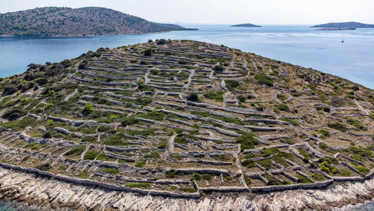 Znate li gdje je ovo čudo prirode kod &Scaron;ibenika? Premrežen suhozidom, podsjeća na divovski otisak prsta