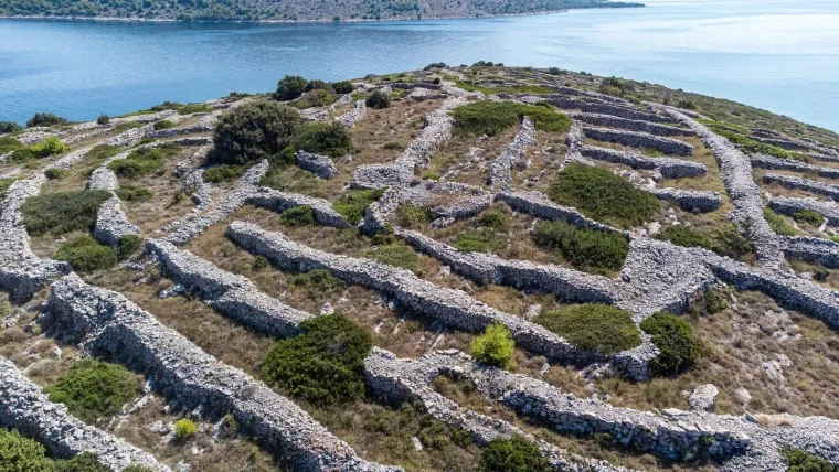 Znate li gdje je ovo čudo prirode kod &Scaron;ibenika? Premrežen suhozidom, podsjeća na divovski otisak prsta