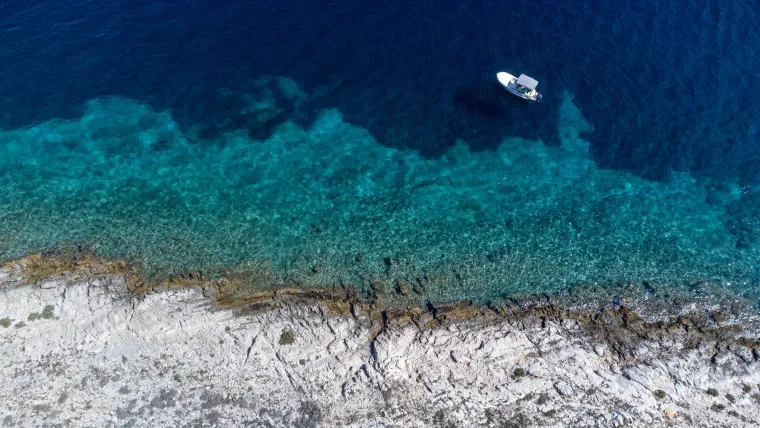 Znate li gdje je ovo čudo prirode kod &Scaron;ibenika? Premrežen suhozidom, podsjeća na divovski otisak prsta