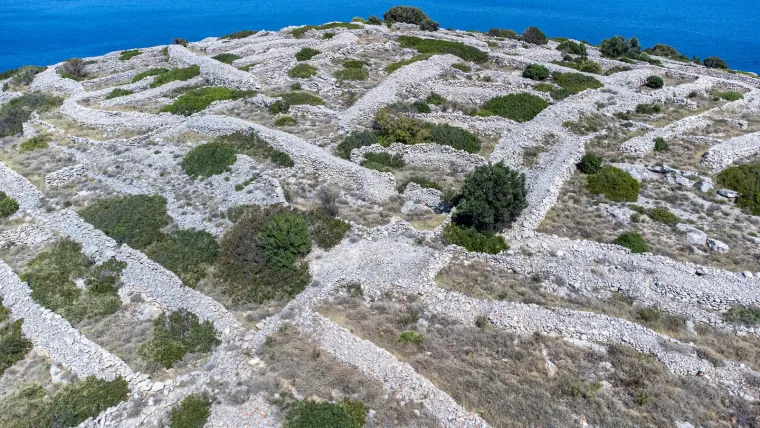 Znate li gdje je ovo čudo prirode kod &Scaron;ibenika? Premrežen suhozidom, podsjeća na divovski otisak prsta