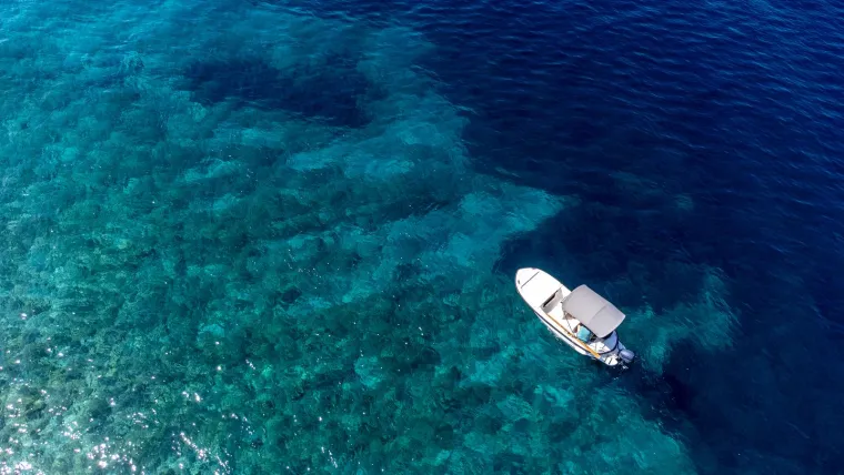 Znate li gdje je ovo čudo prirode kod &Scaron;ibenika? Premrežen suhozidom, podsjeća na divovski otisak prsta