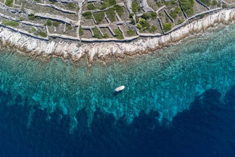 Znate li gdje je ovo čudo prirode kod &Scaron;ibenika? Premrežen suhozidom, podsjeća na divovski otisak prsta