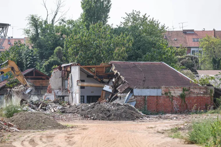 Nešto se pokreće: U centar grada stigli su bageri i krenuli u rušenje kultnog restorana