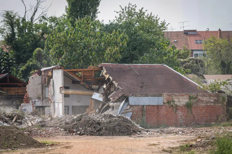Nešto se pokreće: U centar grada stigli su bageri i krenuli u rušenje kultnog restorana