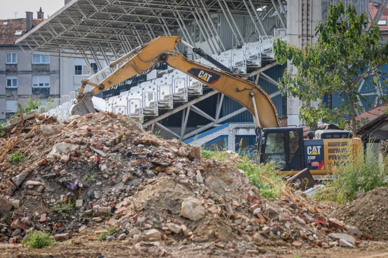 Nešto se pokreće: U centar grada stigli su bageri i krenuli u rušenje kultnog restorana