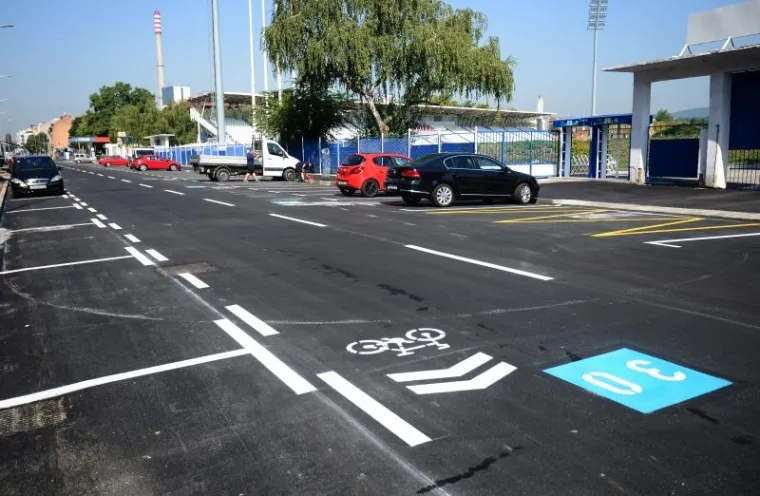 Obnovljena Kranjčevićeva ulica u Zagrebu, nakon četiri mjeseca radova, pu&scaron;tena je u promet. Obnova cijele prometnice u duljini od 650 metara na povr&scaron;ini od 14.000 kvadrata stajala je 16,5 milijuna kuna.