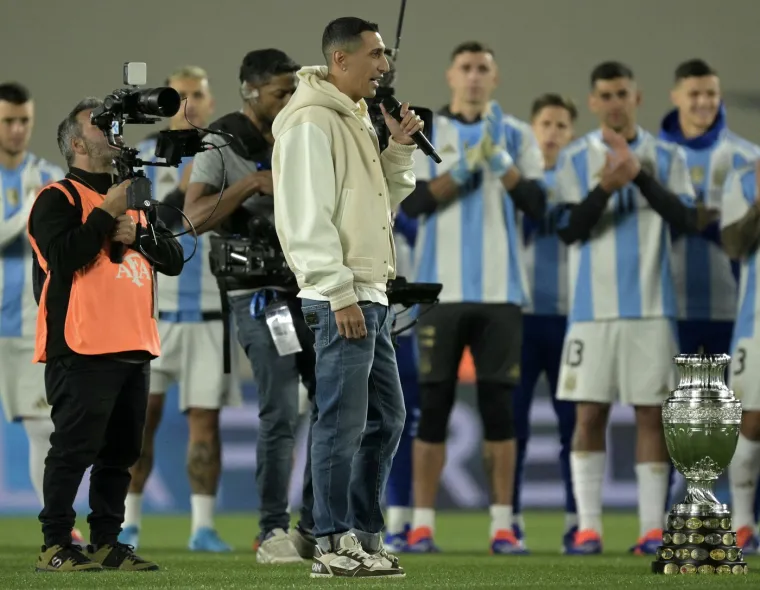 Suze se nisu skrivale: Legendu uz bujicu emocija ispratili u reprezentativnu mirovinu