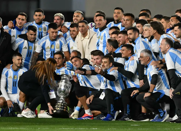 Suze se nisu skrivale: Legendu uz bujicu emocija ispratili u reprezentativnu mirovinu