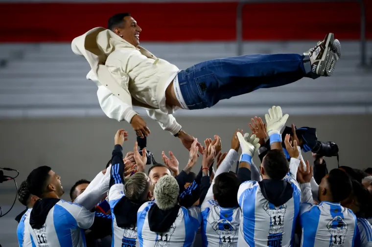 Suze se nisu skrivale: Legendu uz bujicu emocija ispratili u reprezentativnu mirovinu