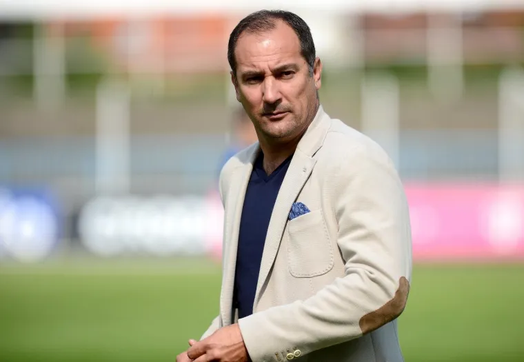 Igor Štimac – kladionica, vinogradi i maslinici

Svega dvije godine nakon osvajanja epske bronce u Francuskoj, Igor Štimac je naveliko krenuo u poduzetničke vode. Ambiciozan projekt sportske kladionice Sport Tip je za samo pet godina neslavno propao. Ipak nisu svi poduzetnički poduhvati Igora Štimca završili na taj način. Naime, nakon toga s obitelji ulazi u proizvodnju vina i maslinovog ulja u što su prema nekim informacijama uložili oko pet milijuna eura. Vinariji Rizman u Komarni ide vrlo dobro, a vina obitelji Štimac glase za ponajbolja u Hrvatskoj. Igor se u vinogradima ne pojavljuje pretjerano često, a posao uglavnom vodi njegov najmlađi brat. 
