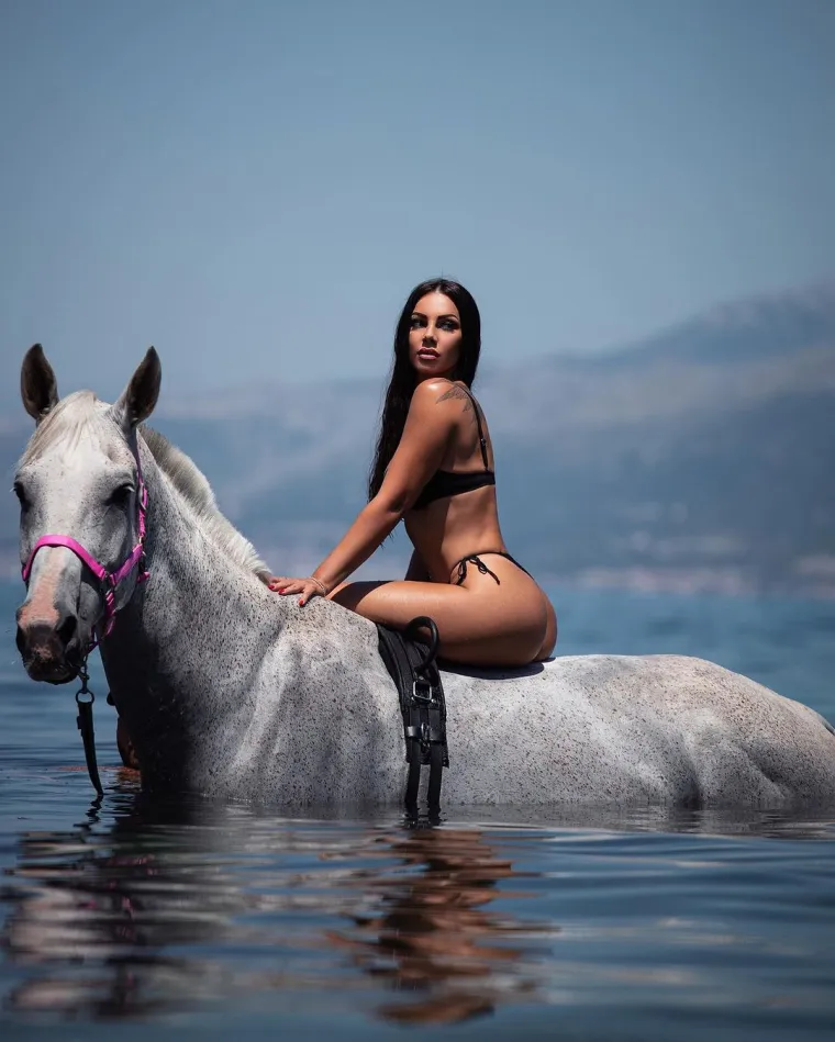 Žanamari Perčić u bikiniju jahala konja