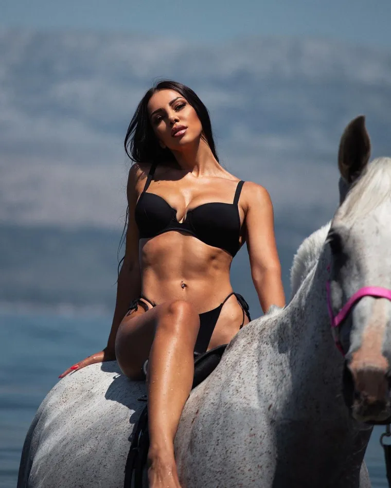 Žanamari Perčić u bikiniju jahala konja