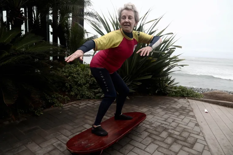 Dokaz da su godine samo broj: Nora ima 67 i oduševljava surferskim vještinama