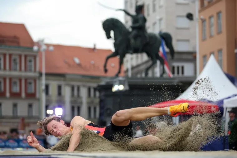 Spektakl u Zagrebu! Skokovi u dalj na Trgu bana Jelačića: Pobjednik se bacio u Manduševac
