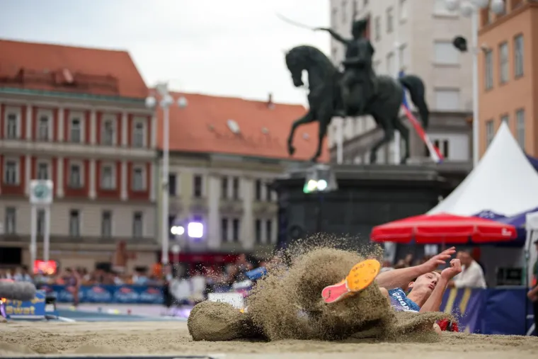 Spektakl u Zagrebu! Skokovi u dalj na Trgu bana Jelačića: Pobjednik se bacio u Manduševac