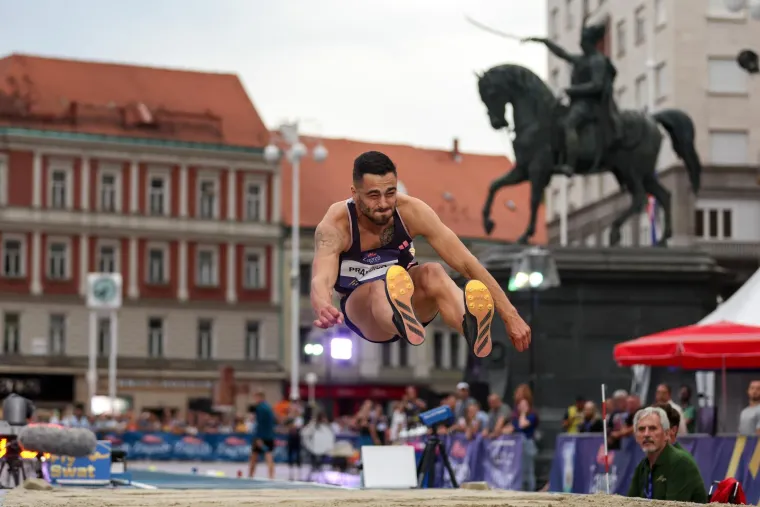 Spektakl u Zagrebu! Skokovi u dalj na Trgu bana Jelačića: Pobjednik se bacio u Mandu&scaron;evac