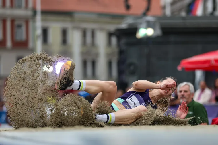 Spektakl u Zagrebu! Skokovi u dalj na Trgu bana Jelačića: Pobjednik se bacio u Mandu&scaron;evac