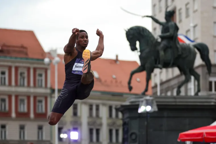 Spektakl u Zagrebu! Skokovi u dalj na Trgu bana Jelačića: Pobjednik se bacio u Mandu&scaron;evac