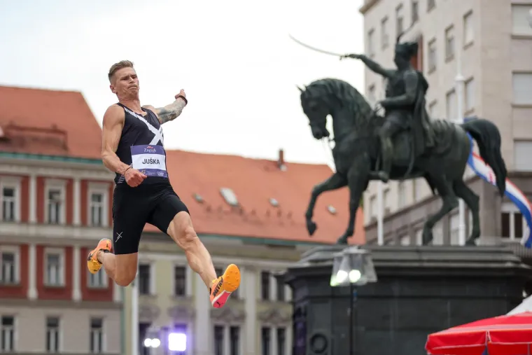Spektakl u Zagrebu! Skokovi u dalj na Trgu bana Jelačića: Pobjednik se bacio u Mandu&scaron;evac