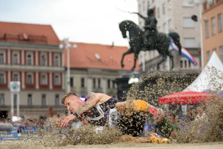 Spektakl u Zagrebu! Skokovi u dalj na Trgu bana Jelačića: Pobjednik se bacio u Mandu&scaron;evac