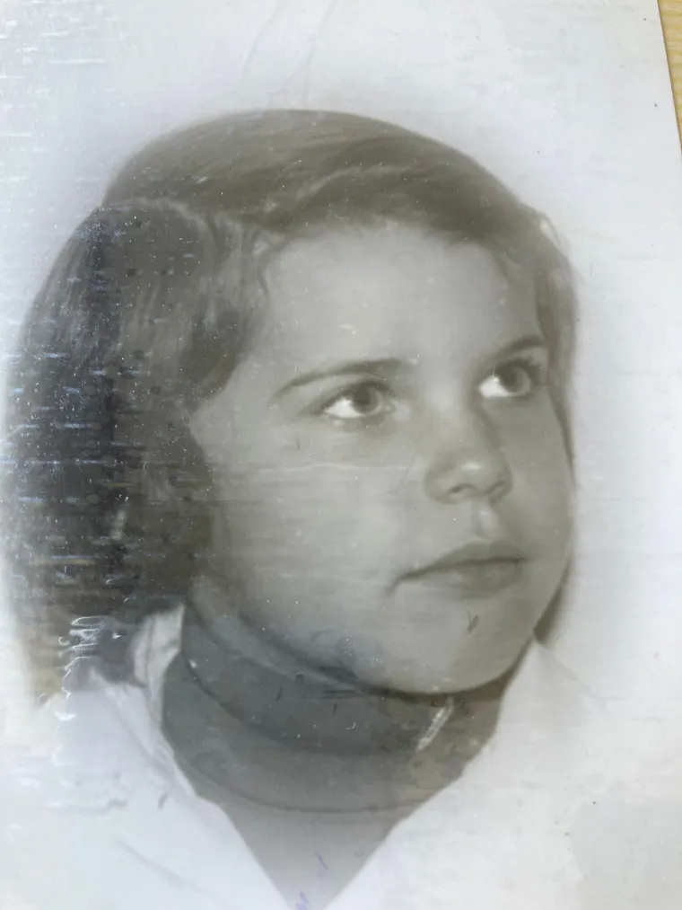 &quot;Sjećam se svog prvog dana škole u detalje. Sjećam se osjećaja silnog nestrpljenja, ponosa i sreće, sjećam se da je mama izašla s posla da me odvede samo taj prvi dan, a poslije sam išla sama, sjećam se čak i plave haljine na žute cvjetiće moje učiteljice. Bila sam najgora štreberica na svijetu koja je sve morala znati, a dokle je to išlo pokazuje primjer da do danas pamtim da sam za testiranje za prvi razred dobila zadatak da prepoznam razne predmete na slici i sve sam prepoznala, osim nacrtanog korijena biljke. Postiđeno sam priznala da ne znam, zamolila da mi se kaže što je to, naučila prepoznati korijen, ali ostao mi je ožiljak za cijeli život. O kome je riječ?