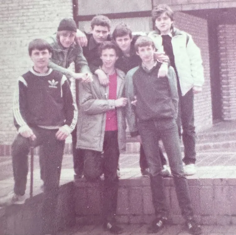 A tko je tko u donjem redu prvi s desne strane? "Kako me u &scaron;koli dobro i&scaron;la matematika, dobio bih vi&scaron;e petica nego &scaron;to može stati u dnevnik. I onda mi je profesor dopustio da poklonim petice drugim kolegama. Ja sam to, naravno, uvijek poklanjao curama", rekao je.