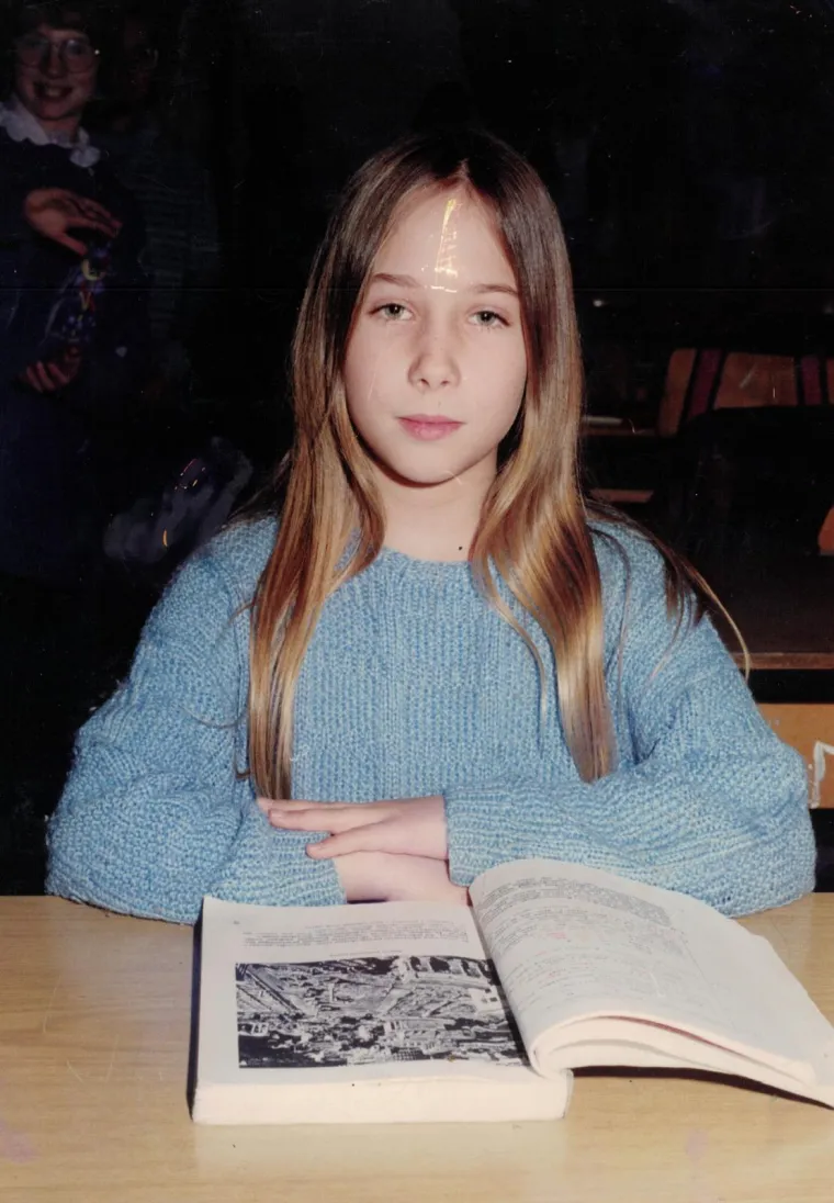 'Ne pamtim svoj prvi &scaron;kolski dan, ali je zato u mojoj obitelji ostao dobro zapamćen prvi dan &scaron;kole mog mlađeg brata. Naime, kao dvije godine stariju sestru majka me poslala da ga odvedem u &scaron;kolu na njegov prvi dan. Tada su djeca odgajana mnogo samostalnije i to je bilo uobičajeno, a ja sam sa zadovoljstvom i ponosom prihvatila taj odgovorni zadatak. Kao prava starija sestra primila sam ga za ruku i odvela do &scaron;kole kao sto mi je bilo i rečeno. No ispred &scaron;kole srela sam svoje prijateljice i veselo od&scaron;etala s njima na&scaron;im poslom, a svog malog brata jednostavno sam ostavila ispred &scaron;kolskih vrata. Meni se činilo da je moj zadatak obavljen i nisam u tome vidjela ni&scaron;ta problematično. Srećom naletjela je na&scaron;a susjeda Vida koja ga je srela tako zbunjenog i pomogla mu pronaći njegov razred, a meni je mama očitala bukvicu o tome kako se pazi na mlađeg brata tako da mi se taj događaj snažno urezao u sjećanje do dana&scaron;njeg dana. Premda sam tada možda bila i premlada da bih se mogla kvalitetno pobrinuti za svog jo&scaron; mlađeg brata, ipak mi se čini da bismo iz tog vremena ne&scaron;to mogli naučiti i mi koji smo sada roditelji pa početi djecu osamostaljivati mnogo ranije nego sto je to danas slučaj kada je djetinjstvo sve če&scaron;će pod staklenim zvonom sto nije dobro ni za djecu ni za roditelje', rekla nam je