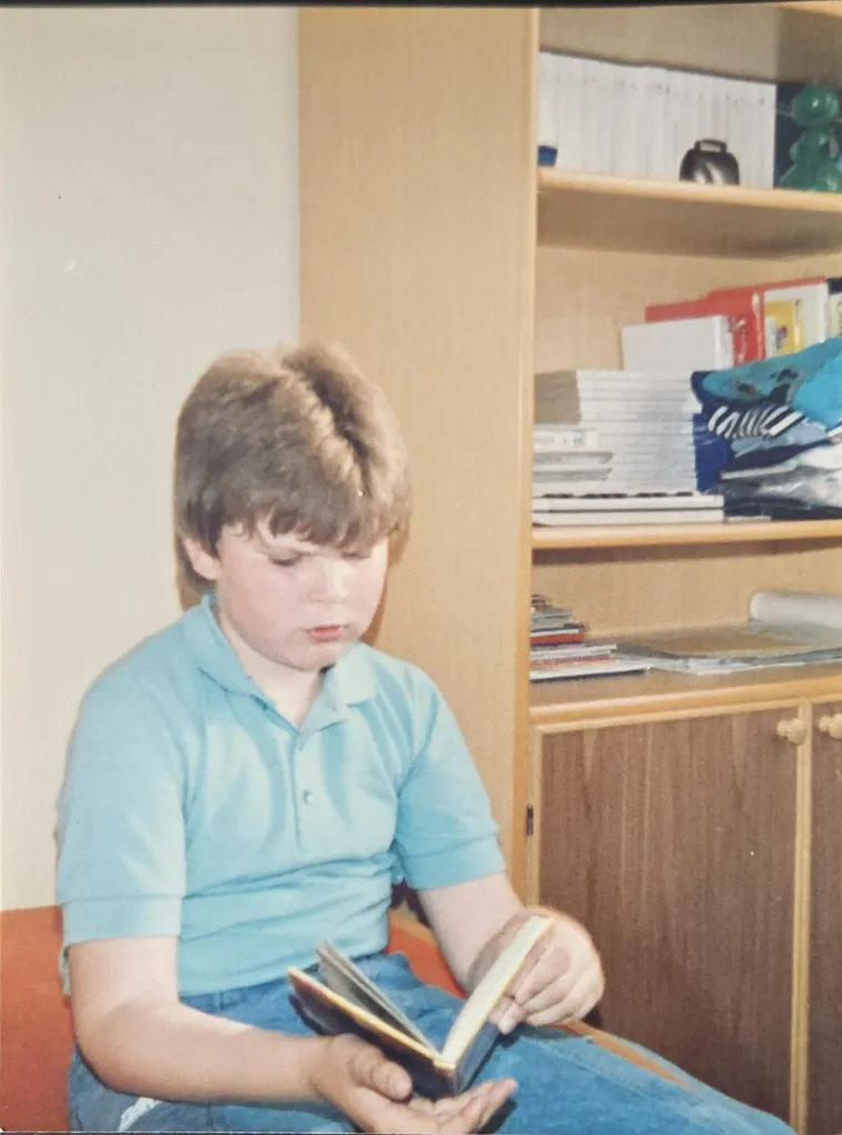 "Kad sam krenuo u &scaron;kolu, moji doma su željeli da se osjećam samostalno pa sam već od prvog razreda i&scaron;ao sam u &scaron;kolu, koja je bila nekih 10 minuta od na&scaron;e kuće, na &scaron;to sam bio jako, jako ponosan. Ono &scaron;to nisam znao (tada, a niti dugo vremena poslije) je da je djed svakog dana i&scaron;ao iza mene, ali tako da ga ne vidim. I tako kroz nekoliko nižih razreda, svaki dan!" Znate li kojeg je to političara djed prevario? 