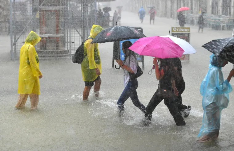 Pogledajte kako izgleda kad se umjesto u moru kupate na ulicama Dubrovnika