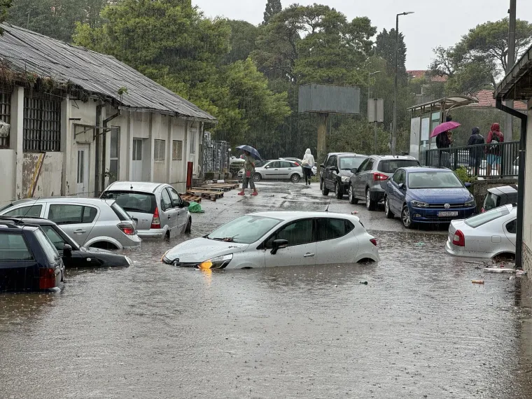 Pogledajte kako izgleda kad se umjesto u moru kupate na ulicama Dubrovnika