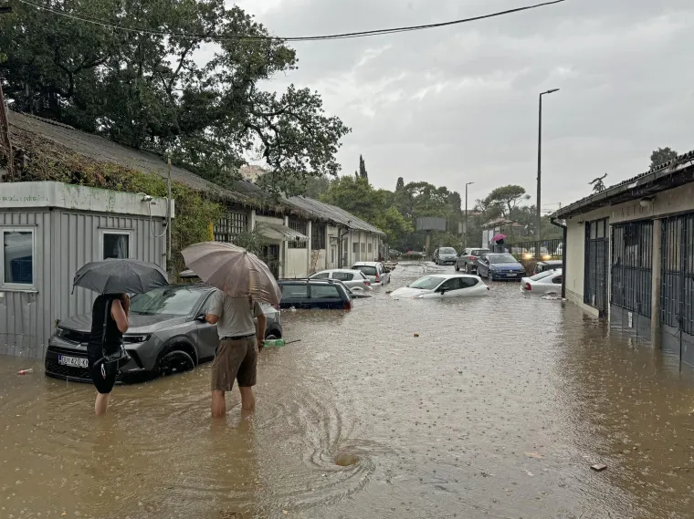 Pogledajte kako izgleda kad se umjesto u moru kupate na ulicama Dubrovnika