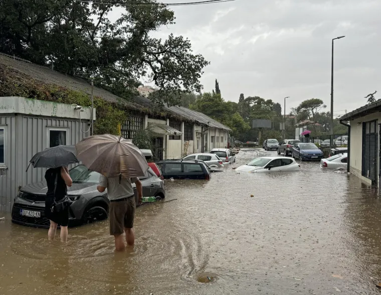 Pogledajte kako izgleda kad se umjesto u moru kupate na ulicama Dubrovnika
