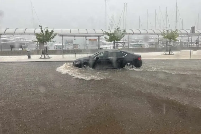 Pogledajte kako izgleda kad se umjesto u moru kupate na ulicama Dubrovnika