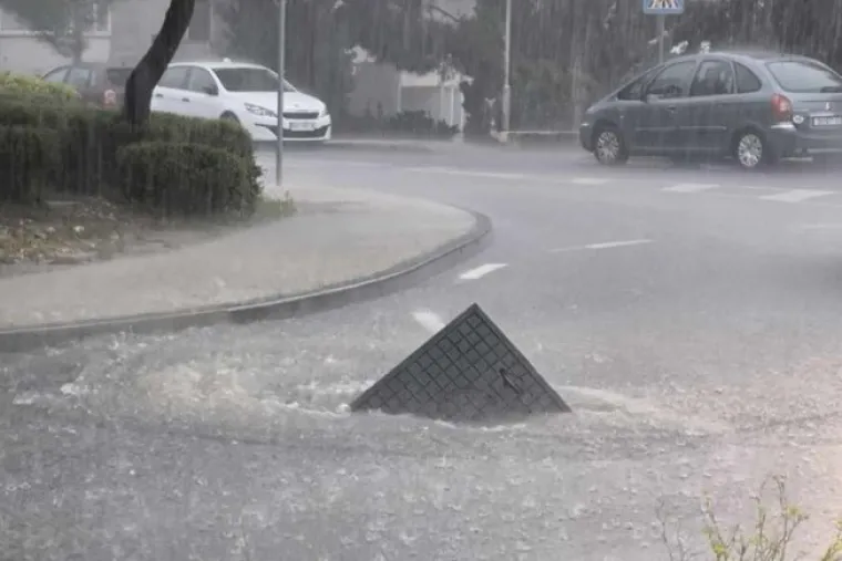 Pogledajte kako izgleda kad se umjesto u moru kupate na ulicama Dubrovnika