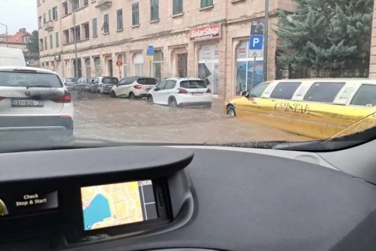 Pogledajte kako izgleda kad se umjesto u moru kupate na ulicama Dubrovnika