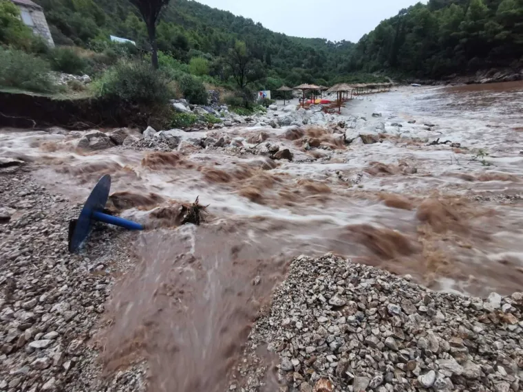 Potop ostavio nestvarne prizore: Jedna od najljepših plaža u Hrvatskoj poprimila boju mulja