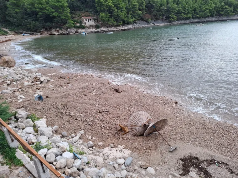 Potop ostavio nestvarne prizore: Jedna od najljepših plaža u Hrvatskoj poprimila boju mulja