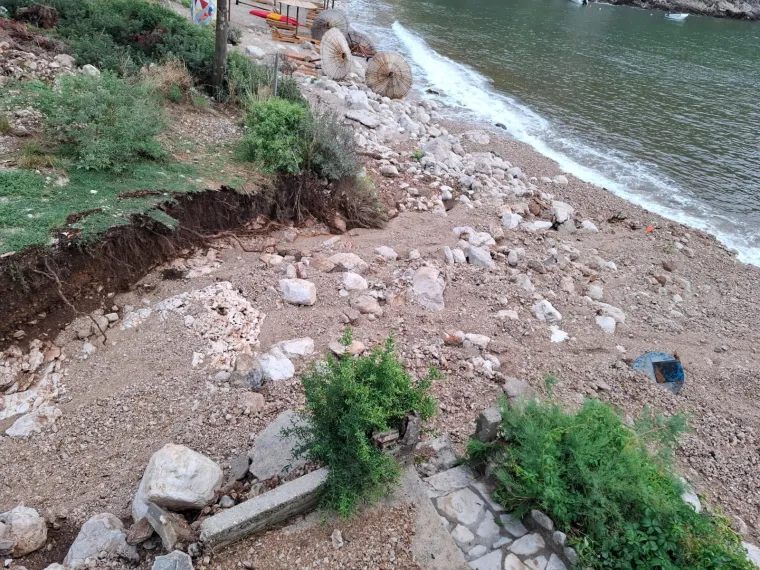 Potop ostavio nestvarne prizore: Jedna od najljepših plaža u Hrvatskoj poprimila boju mulja