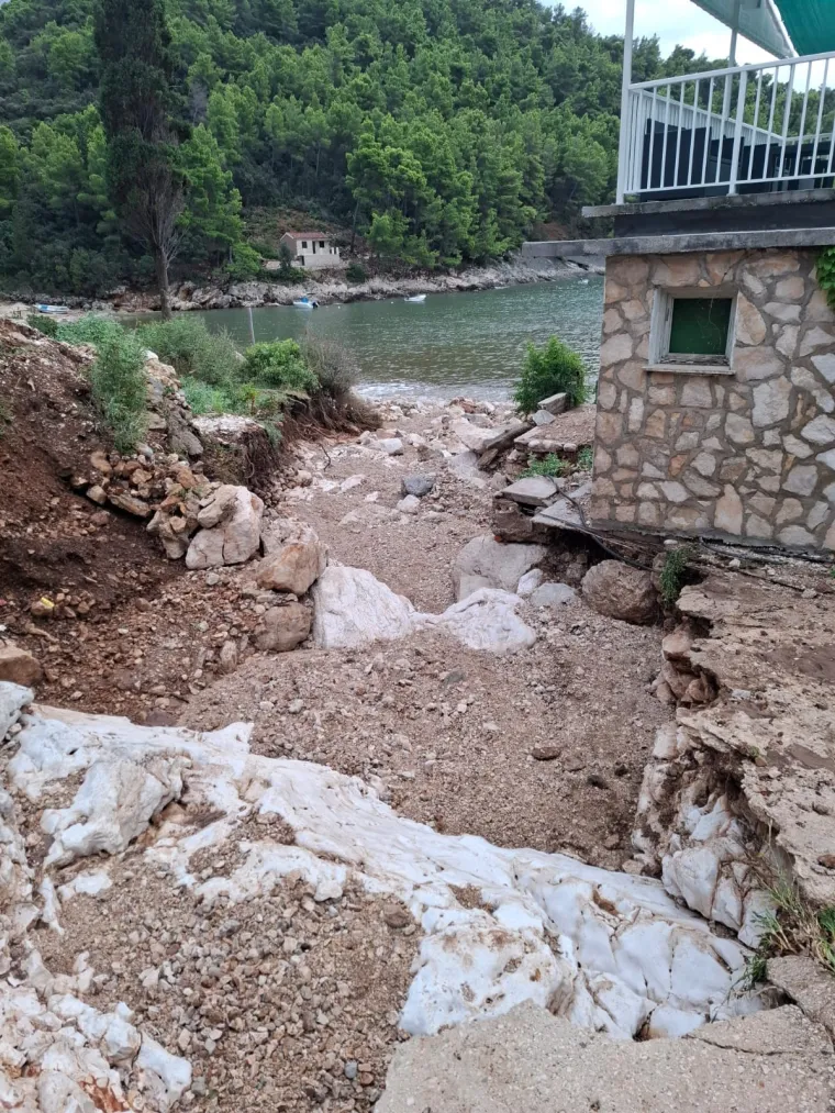 Potop ostavio nestvarne prizore: Jedna od najljep&scaron;ih plaža u Hrvatskoj poprimila boju mulja