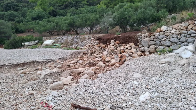 Potop ostavio nestvarne prizore: Jedna od najljep&scaron;ih plaža u Hrvatskoj poprimila boju mulja