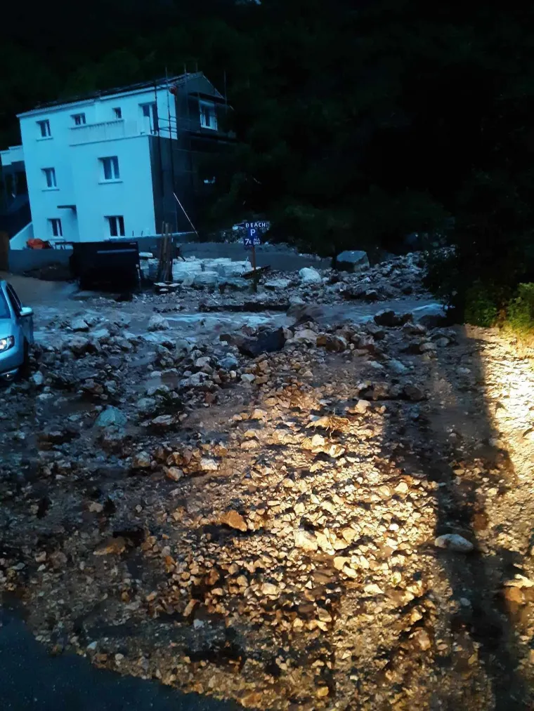 Potop ostavio nestvarne prizore: Jedna od najljep&scaron;ih plaža u Hrvatskoj poprimila boju mulja