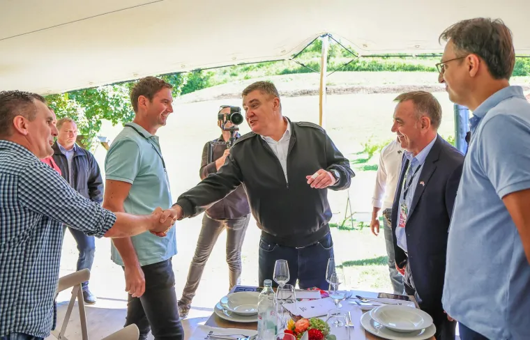 Milanović s flasterom, SDP-ov gradonačelnik: 'Neki piju od radosti, neki od tuge, a mi od jutra!'
